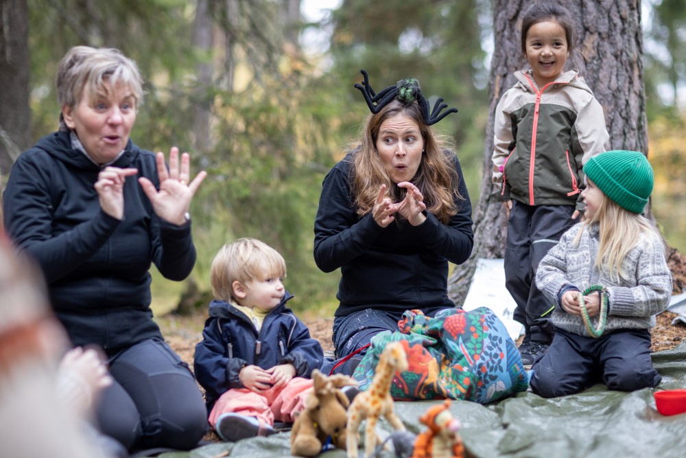 Barn och pedagoger i skogen
